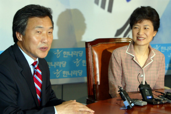 ▲ 새누리당 일각에서 비상대책위원장 후보군으로 더불어민주당 손학규 전 대표를 거론해 정치권에 파장을 불러일으키고 있다. 사진은 옛 한나라당 시절 박근혜 당시 당대표와 함께 공개회의에서 모두발언을 하고 있는 손학규 전 대표의 모습. ⓒ뉴시스 사진DB