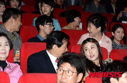 ▲ 박근혜 대통령이 5일 오후 용산구 소재 한 영화관에서 북한의 실상을 다룬 다큐멘터리 영화 '태양 아래' 관람 전 관람객들과 이야기를 나누고 있다. ⓒ뉴시스