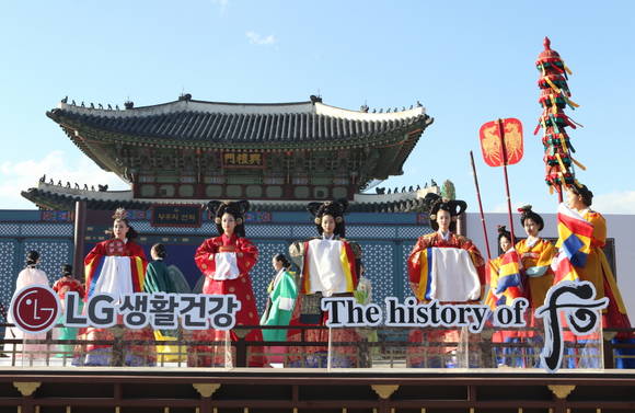 ▲ LG생활건강의 궁중화장품 브랜드 '후'가 4일 오후 경복궁 흥례문에 마련한 특별무대에서 궁중복식 패션쇼를 개최했다.ⓒLG생활건강