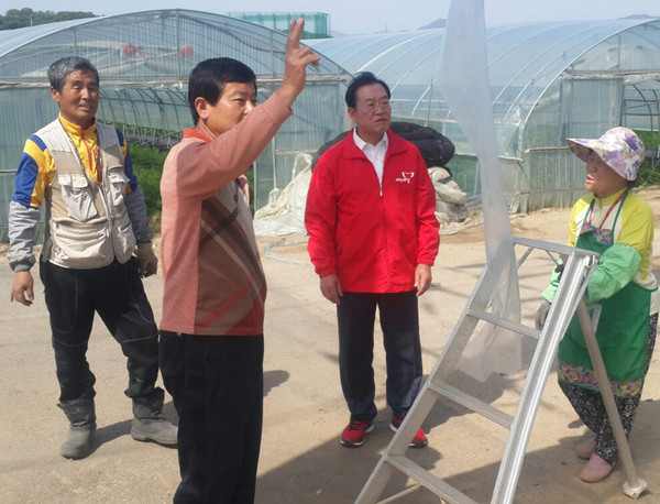 ▲ 이종배 국회의원(오른쪽 두번째)이 강풍으로 피해를 입은 하우스 시설농가를 둘러보고 있다.ⓒ이종배 의원 사무실
