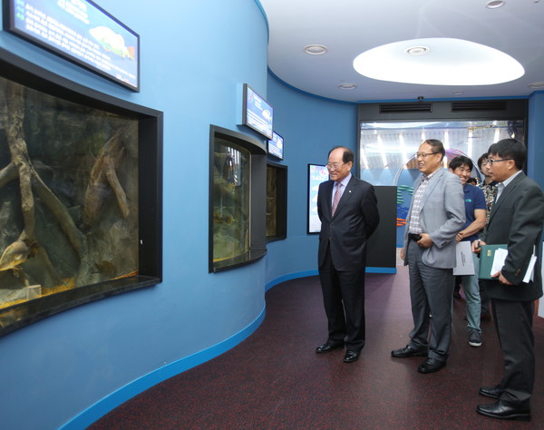 ▲ 류한우 군수(왼쪽)가 새롭게 단장한 민물고기전시관 아쿠아리움을 살펴보고 있다.ⓒ단양군