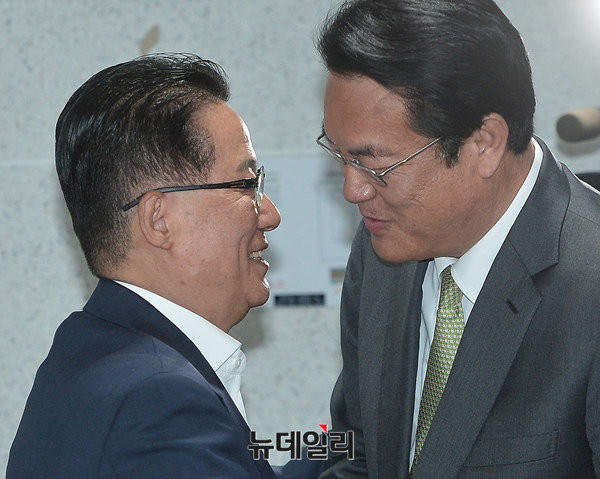 ▲ 새누리당 정진석 신임 원내대표가 국민의당 박지원 원내대표를 만나 포옹하며 인사를 나누고 있다. ⓒ뉴데일리 정상윤 기자