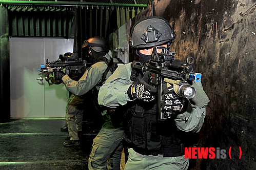 ▲ 선박 검문 특수훈련을 받는 해군 특수요원 ⓒ 뉴시스