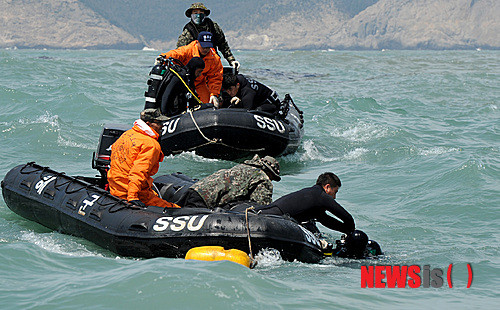 ▲ 바다에서 인양 작업 중인 해군 특수요원 ⓒ 뉴시스