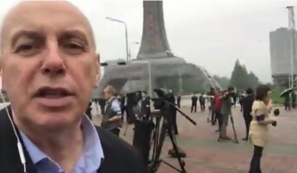 ▲ 크리스 에반스 英BBC 기자 또한 북한 김정은 집단의 초청을 받고 제7차 노동당대회 취재를 위해 평양을 찾았지만, 뒤에 보이는 다른 외신기자들처럼 행사장 200m 밖에서 대기할 수밖에 없었다. ⓒ英BBC 관련보도 화면캡쳐