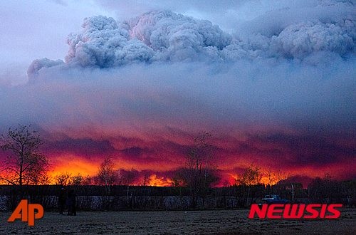▲ 캐나다 앨버타주에서 산불이 발생해 검은 연기가 하늘 전체를 메우고 있다. ⓒAP 뉴시스