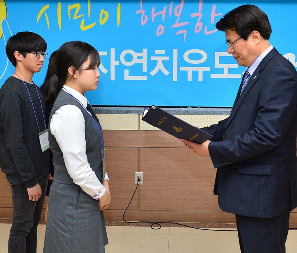 ▲ 이근규 제천시인재육성재단 이사장(오른쪽)이 선발된 학생에게 장학증서를 전달하고 있다.ⓒ제천시