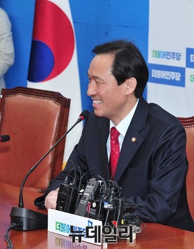 ▲ 더불어민주당 우상호 신임 원내대표가 정부여당을 향한 "국정운영을 제대로 안 하면 하나 씩 터뜨리겠다"는 경고성 발언이 논란이 되자 해명에 나섰다. ⓒ뉴데일리 이종현 기자