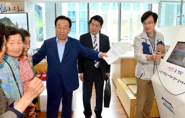 ▲ 5월 5~8일 여행주간 행사에서 김관용 도지사가 관람객을 상대로 도청 안내 등 설명해 주고 있다.ⓒ경북도 제공