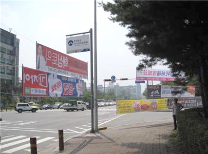 ▲ 충북 청주시내 곳곳에 붙어있는 미신고 불법 현수막.ⓒ충북도