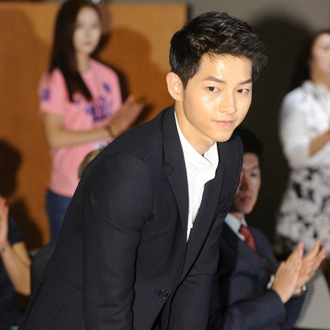 ▲ 송중기(사진)의 태국 팬미팅이 화제를 모으고 있다. 사진은 지난해 8월 10일 서울 용산 백범기념관에서 열린 FC스마일 창립행사에 자리한 송중기의 모습. ⓒ뉴데일리 정재훈 기자