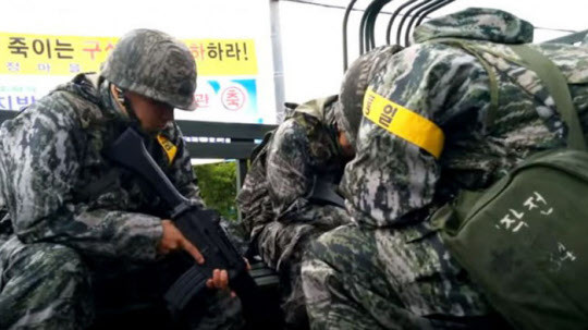 ▲ 소위 시민단체의 훈련방해 사건으로 고개 숙인 해병대원들.(자료사진)