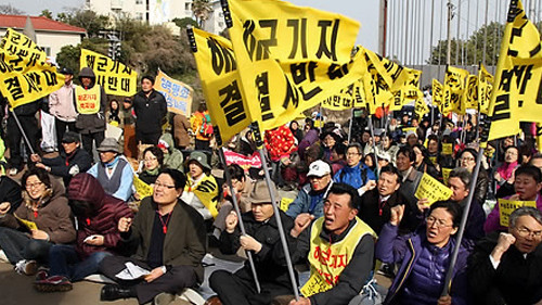 ▲ 소위 시민단체의 훈련방해 사건으로 고개 숙인 해병대원들.(자료사진)
