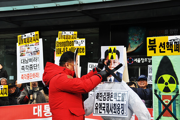 ▲ 소위 시민단체의 훈련방해 사건으로 고개 숙인 해병대원들.(자료사진)