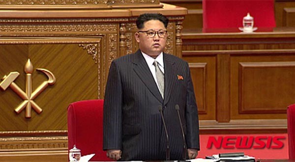 ▲ 지난 7일 北선전매체들이 보도한 제7차 노동당 대회 녹화영상의 한 장면. 안경을 쓰고 양복을 입은 김정은의 모습은 김일성의 생전 모습을 흉내낸 것이다. ⓒ뉴시스. 무단전재 및 재배포 금지.