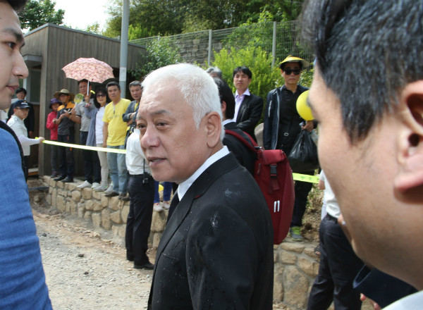 ▲ 지난해 5월 23일 경남 김해 봉하마을에서 열린 노무현 6주기 추도식에 참석하고 나서던 김한길 의원에게 물이 흩뿌려지고 흙덩이가 던져지고 있다. ⓒ뉴시스 사진DB