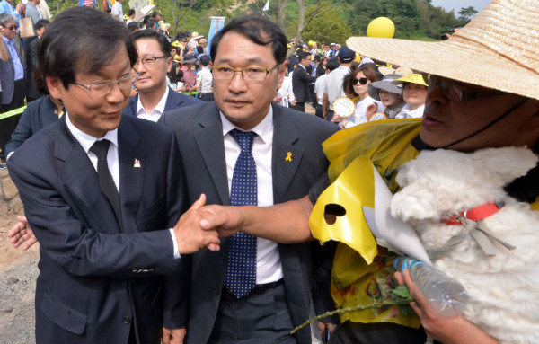 ▲ 지난해 5월 23일 경남 김해 봉하마을에서 열린 노무현 6주기 추도식에 참석하고 나서던 천정배 의원에게 친노·친문패권 성향의 군중들이 몰려들어 강하게 항의를 퍼붓고 있다. ⓒ뉴시스 사진DB