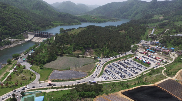 ▲ 산막이옛길 주차장과 이면도로에 주차된 나들이객 차량사진.ⓒ괴산군