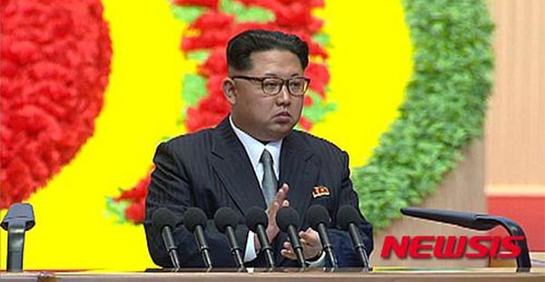 ▲ "난 누구? 여긴 어디?" 北선전매체 조선중앙TV에 보도된 김정은의 멍한 모습. ⓒ뉴시스. 무단전재 및 재배포 금지.