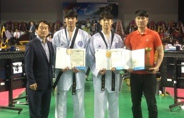 ▲ ‘제46회 대한태권도협회장기 전국단체대항 태권도대회 겸 2017년 국가대표 선수 선발 예선대회’에서 메달을 획득한 선수들과 지용석 교수(왼쪽), 김학환 선수(오른쪽)가 기념촬영을 했다.ⓒ청주대