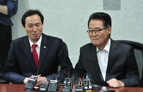 ▲ 더불어민주당 우상호 원내대표(왼쪽)와 국민의당 박지원 원내대표(오른쪽). ⓒ뉴데일리 이종현 기자