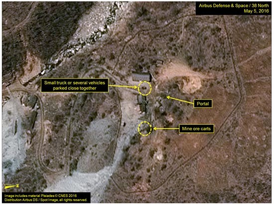 ▲ '38노스'가 공개한, 지난 5일 풍계리 핵실험장 일대 위성사진 가운데 하나. 통제센터로 보이는 건물 앞에 차량이 주차돼 있다. ⓒ38노스 관련화면 캡쳐