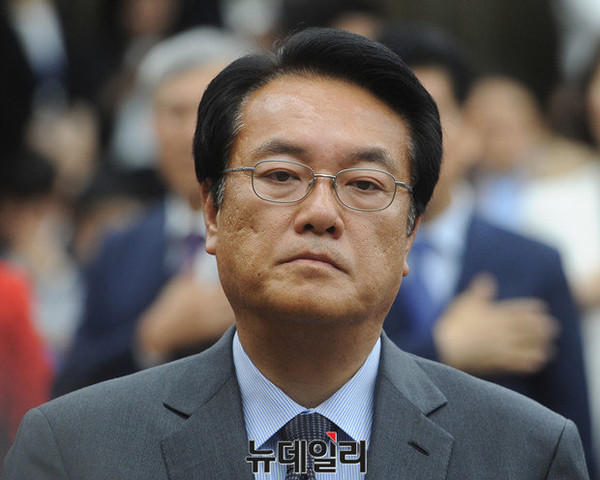 ▲ 새누리당 정진석 원내대표가 9일 국회에서 열린 당선자 총회에서 국기에 대한 경례를 하고 있다.ⓒ정재훈 기자