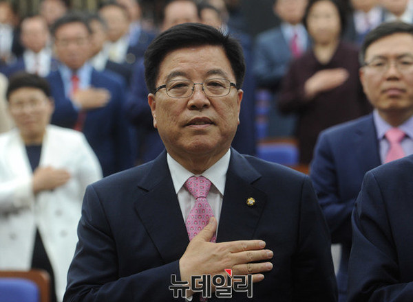 ▲ 새누리당 김광림 정책위의장이 9일 국회에서 열린 당선자 총회에서 국기에 대한 경례를 하고 있다.ⓒ정재훈 기자
