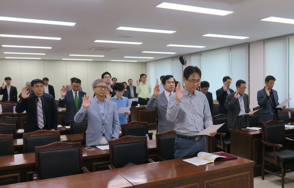 ▲ 교통대 교수들이 입학사정관 윤리강령 선포식에서 성실 입학업무 수행을 선서하고 있다.ⓒ한국교통대