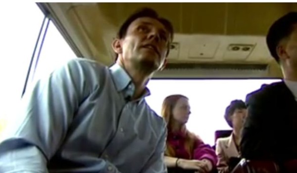 ▲ 북한에서 구금 후 추방당해 순안국제공항으로 향하고 있는 BBC 윙필드 헤이스 기자의 모습. ⓒ뉴시스 사진DB