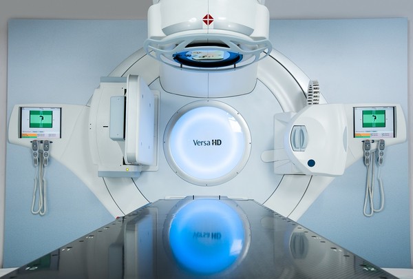 ▲ 충북대병원이 도입한 최신형 초정밀 방사선 암 치료기인 Versa HD.ⓒ충북대