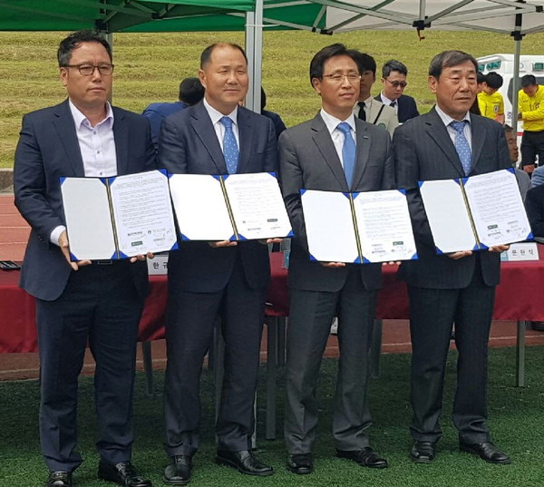 ▲ 여명구 충주시축구협회장(왼쪽부터)과 한규정 충주험멜 단장, 이창수 건국대글로컬캠퍼스 총장 등이 업무협약을 갖고 기념촬영을 가졌다.ⓒ충주시