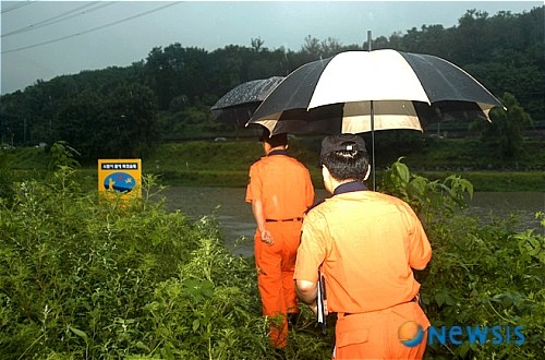 ▲ 집중 호우 기간 발생할 수 있는 재난에 대비해 순찰하고 있는 소방대원. ⓒ뉴시스