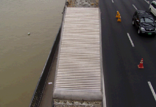 ▲ 한강대교에 설치된 롤러형 오름방지 시설 ⓒ서울시