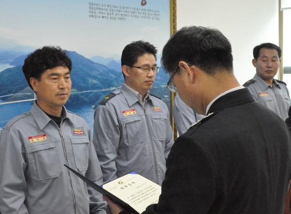 ▲ 이상민 제천소방서장이 제천단양의용소방대원들에게 자년 장학금을 전달하고 있다.ⓒ제천소방서