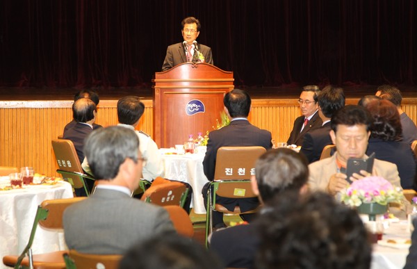 ▲ 이시종 충북도지사가 9일 진천군을 방문해 도민과의 대화를 나누고 있다.ⓒ충북도