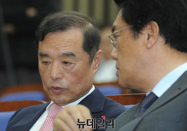 ▲ 노무현 정부 시절 청와대 정책실장을 역임한 김병준 국민대 교수가 9일 새누리당 당선자 총회에 참석해 쓴소리를 날렸다. 그는 유승민 의원을 둘러싼 '진실한 사람' 논란 등을 거론하며 새누리당의 문제점을 지적했다. ⓒ뉴데일리 정재훈 기자