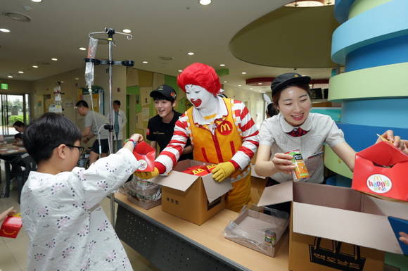 ▲ 맥도날드, 부산대학교 어린이병원에 '행복의 버거' 전달. ⓒ맥도날드