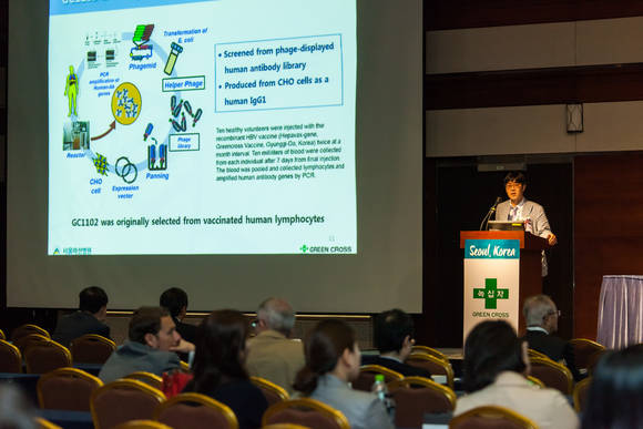 ▲ 송기원 서울아산병원 교수가 지난 6일 서울 강남구 코엑스 컨벤션센터에서 열린 런천 심포지엄에서 녹십자가 자체 개발중인 유전자 재조합B형 간염 항체치료제 ‘GC1102’의 임상 중간결과를 발표하고 있다.ⓒ녹십자 제공