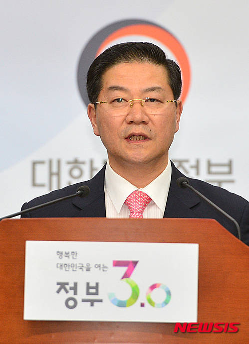 ▲ 성영훈 국민권익위원장이 9일 오후 정부세종청사 제2브리핑룸에서 오는 28일 시행을 앞두고 있는 '부정청탁 및 금품 등 수수의 금지에 관한 법률(김영란 법)' 시행령안의 주요내용을 설명하고 있다. ⓒ 뉴시스