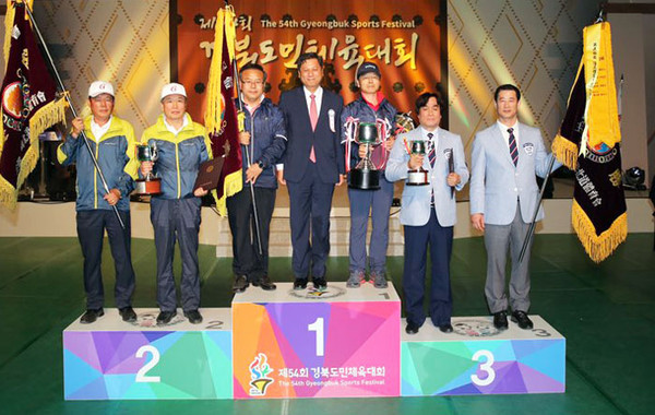 ▲ 지난 9일 안동체육관에서 열린 제54회 경북도민체육대회 폐막식에서 입상한 시부 관계자들이 시상대에서 포즈를 취하고 있다. 대회에서 1위는 포항시, 2위는 구미시, 3위는 안동시가 차지했다.ⓒ경북도체육회 제공