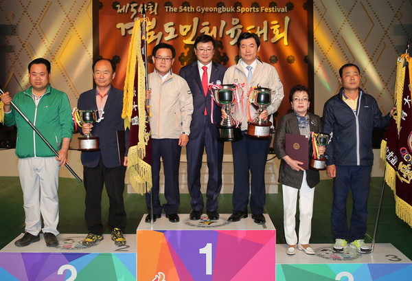 ▲ 입상한 군부 관계자들이 시상대에서 포즈를 취하고 있다. 1위는 칠곡군, 2위는 울진군, 3위는 성주군이 차지했다.ⓒ경북도체육회 제공