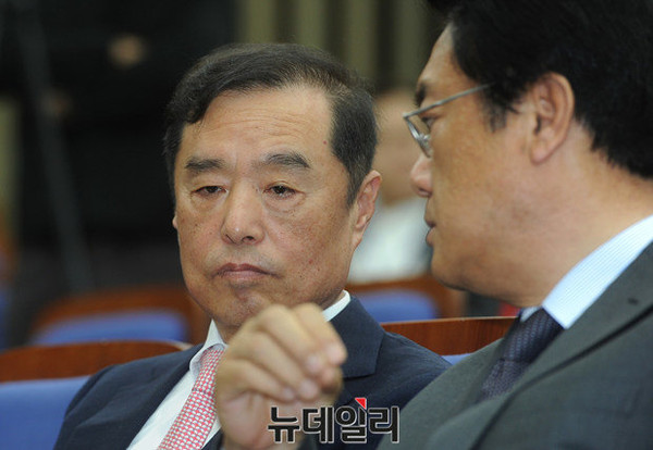 ▲ 노무현 정부 시절 청와대 정책실장을 역임한 김병준 국민대 교수가 9일 새누리당 당선자총회에 참석해 정진석 원내대표와 나란히 앉아있다. ⓒ정재훈 기자