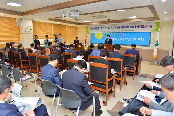 ▲ 이근규 시장이 중앙선 폐철도 관광자원화 용역 보고회에서 인사말을 하고 있다.ⓒ제천시