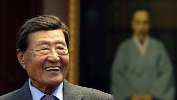 ▲ 88세 방우영 고문은 "계초선생 정신을 이어 받아 충실히 실천했을 뿐"이라며 '1등신문 조선일보' 만든 이야기를 털어놓았다. 오른쪽 뒤 사진은 할아버지 계초 방응모 선생 모습.