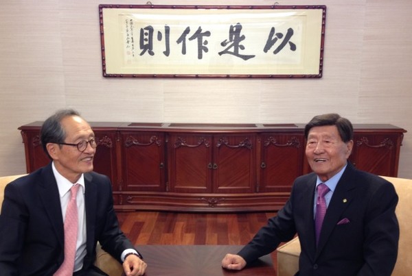 ▲ 조선일보 정신을 강조하는 방우영 고문의 건강한 얼굴은 여전히 '신문인'의 의욕이 불타올랐다. 왼쪽은 인터뷰하는 인보길 조우회장(전 편집국장, 뉴데일리 대표). 벽에 걸린 액자 글씨는 백범 김구 휘호.