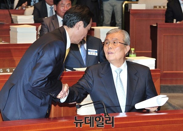 ▲ 더불어민주당 김종인 대표(오른쪽)와 우상호 원내대표(왼쪽). 두 사람은 초선의원 워크숍에서 '군기잡기'에 나섰다. 각론에서는 미묘한 온도차도 감지됐다. ⓒ뉴데일리 이종현 기자