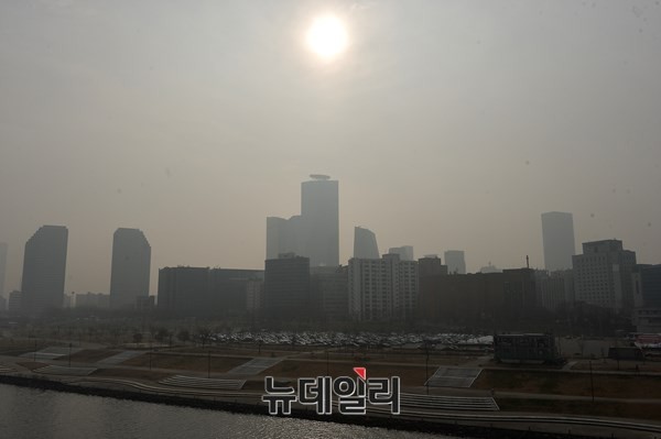 ▲ 지난해 12월 24일, 크리스마스 이브를 강타한 미세먼지가 서울시내를 뒤덮고 있다. ⓒ뉴데일리 정상윤 기자