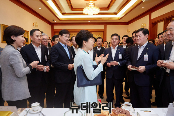 ▲ 지난해 9월 1일 박근혜 대통령이 제38회 국무회의를 주재하기 전 국무위원들과 티타임을 갖고 있다. ⓒ뉴데일리