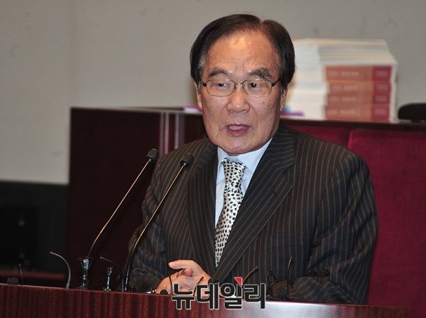 ▲ 더불어민주당 임채정 상임고문이 10일 국회에서 열린 '초선 당선자 워크숍'에 참석해 한국 정치의 문제점에 대해 국회는 큰 잘못이 없다는 취지의 발언을 하면서 논란을 빚고 있다. ⓒ뉴데일리 이종현 기자